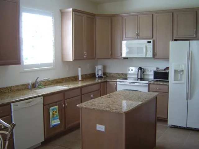 FULLY EQUIPPED KITCHEN WITH GRANITE