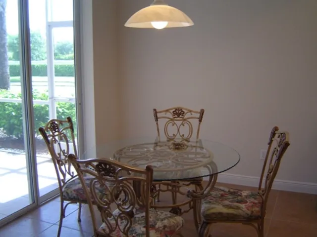 INFORMAL EAT IN KITCHEN AREA