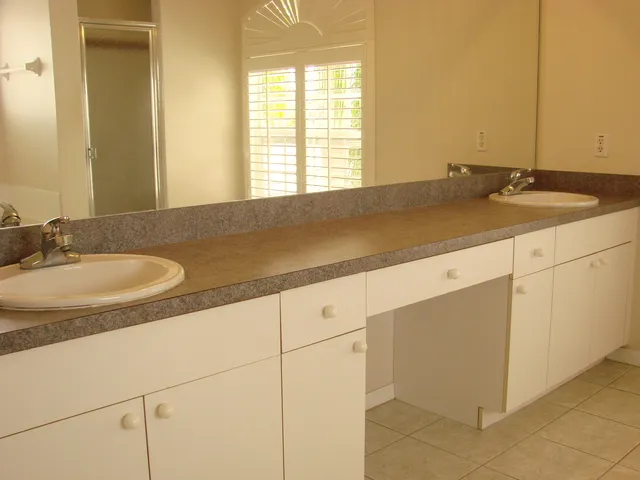 Huge master bath - dual sinks, soaking tub, walk in shower