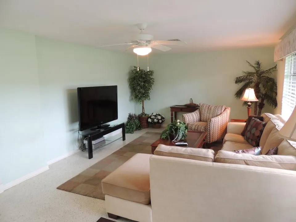 FALLING PRICES THRU 12-1 only $1400wk PRIVATE HOMES photo 4