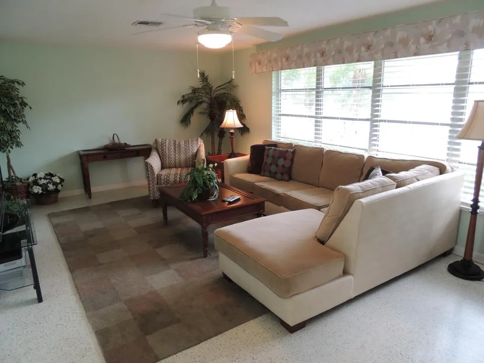 FALLING PRICES THRU 12-1 only $1400wk PRIVATE HOMES photo 5
