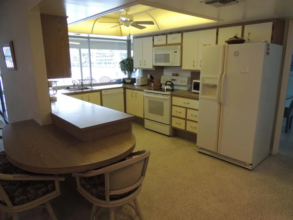 FALLING PRICES THRU 12-1 only $1400wk PRIVATE HOMES photo 9