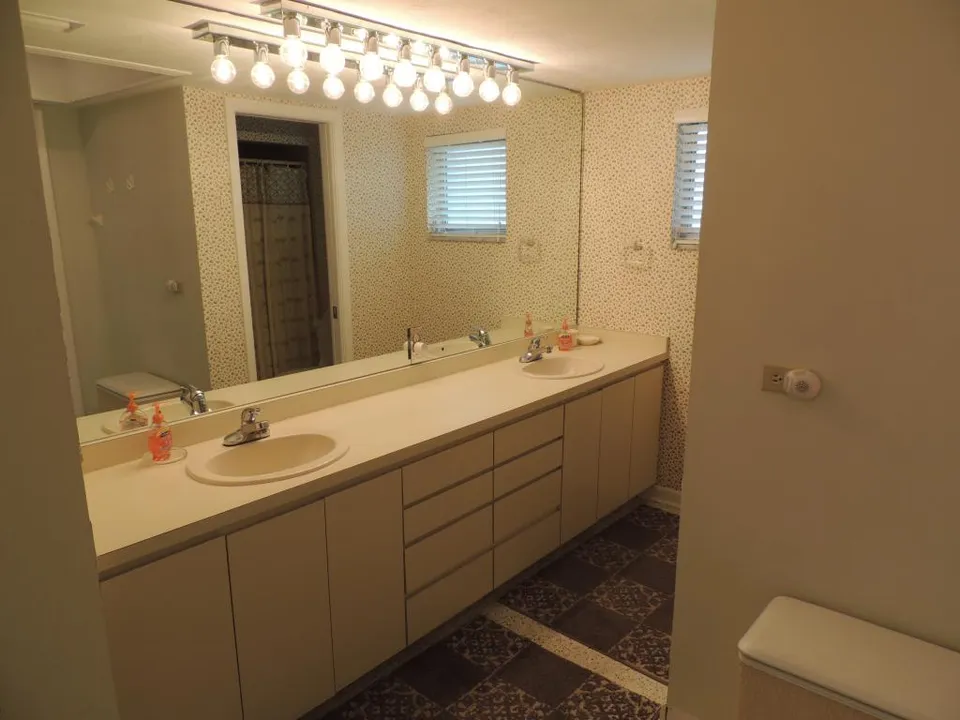 FALLING PRICES THRU 12-1 only $1400wk PRIVATE HOMES photo 12