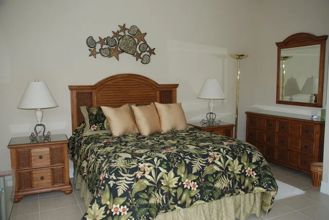 The Egret - Queen Bedroom