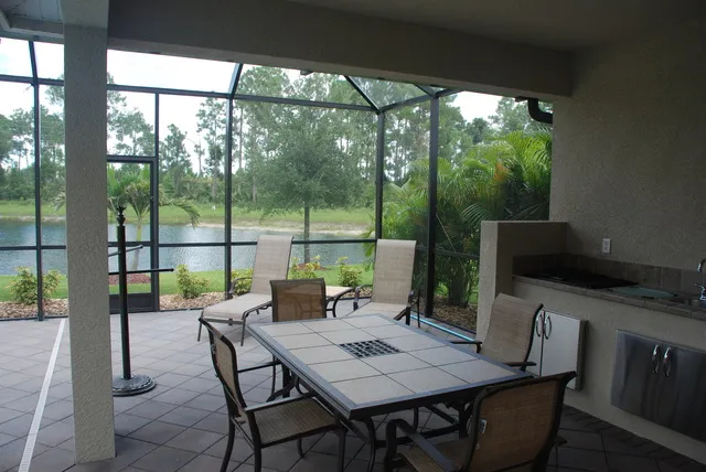 The Egret - Lanai Dining Area