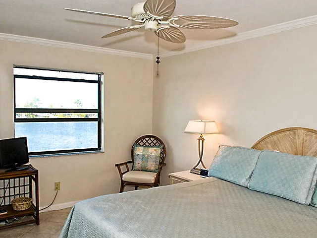 Masterbedroom overlooking the bay. Ceiling fan, TV and attached full bath.