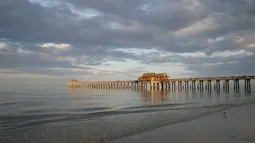 Naples pier a stroll away, watch the sun set, fish or sit and people watch!