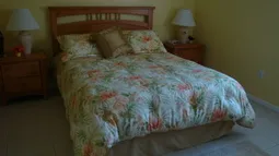 Second bedroom, queen size bed also with en suite bathroom - sweet dreams!