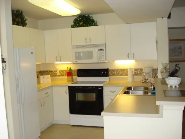 Kitchen with range, dishwasher, fridge-freezer, microwave, Garbage-disposal