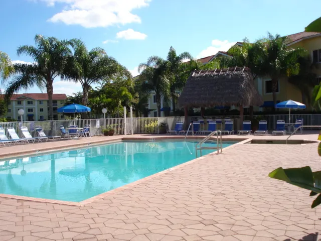 big heated pool, jacuzzi, Tiki-Hut 