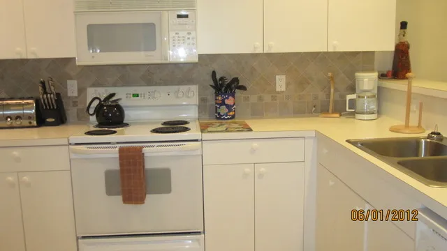 Full Kitchen with 6 appliances, fridge, stove, dishwasher, microwave, W/D