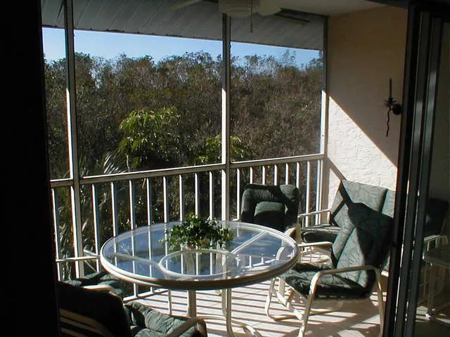 Privacy galore! Overlooking wooded conservancy area, great bird-watching!