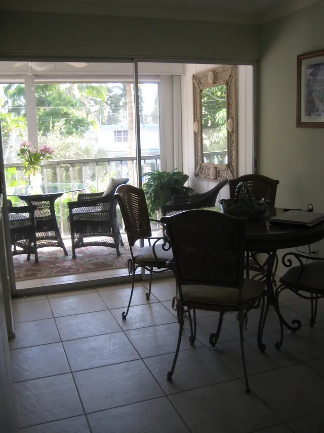 dining area and lanai