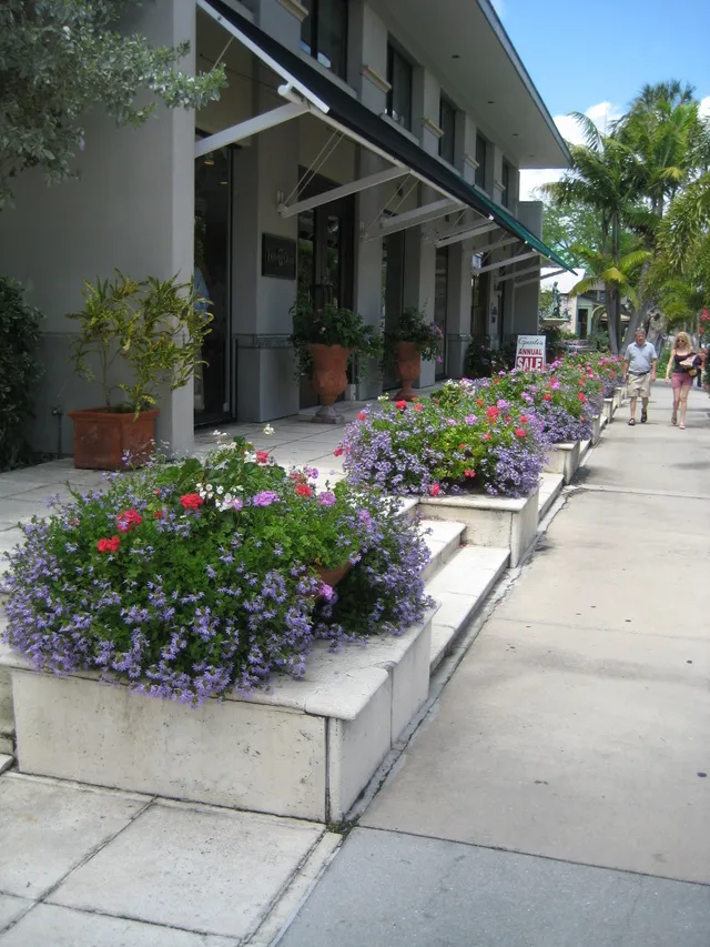 one block to Third Street shopping and restaurants
