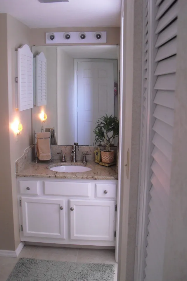 Guest bath/dressing area w/ walk-in closet. Connected to liv area & 2 bedrm