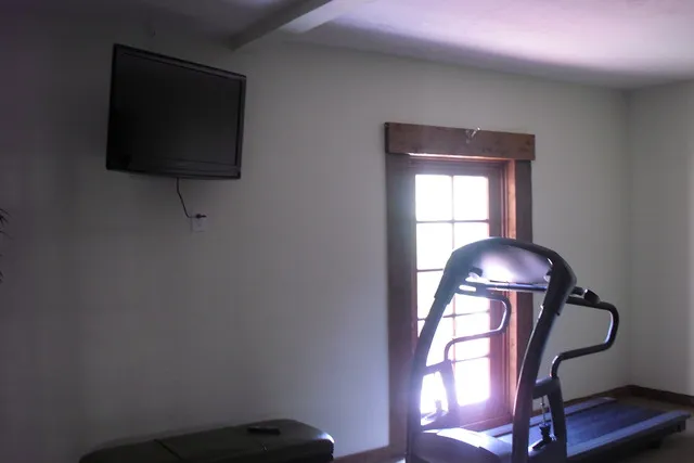 Exercise rm with flat screen, 2 treadmills & eliptical. Fresh water & towel