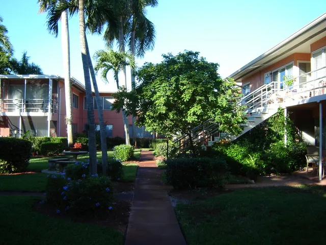 Old Naples Condo Near the Beach photo 7