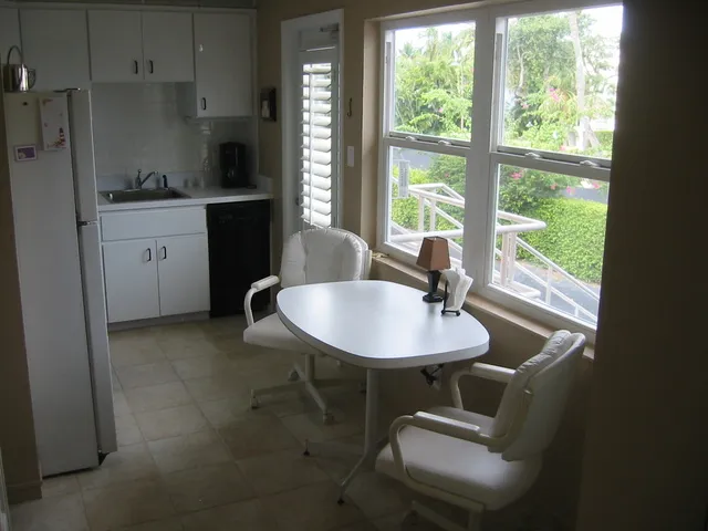 Old Naples Condo Near the Beach photo 9