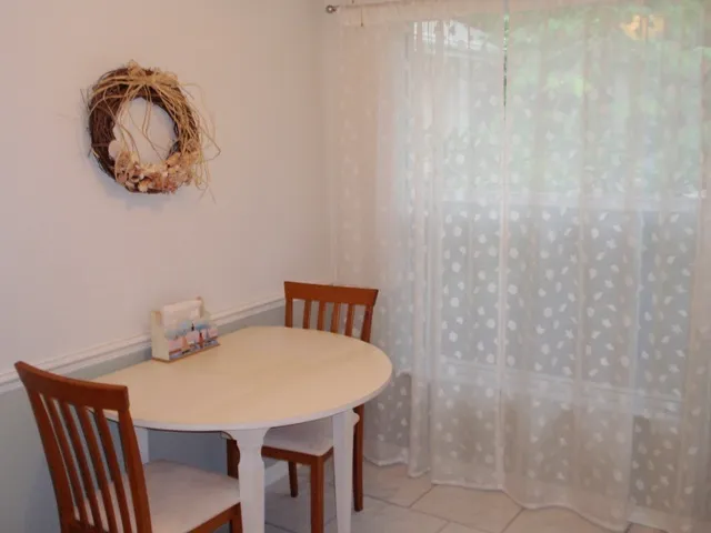 Kitchen eat-in area