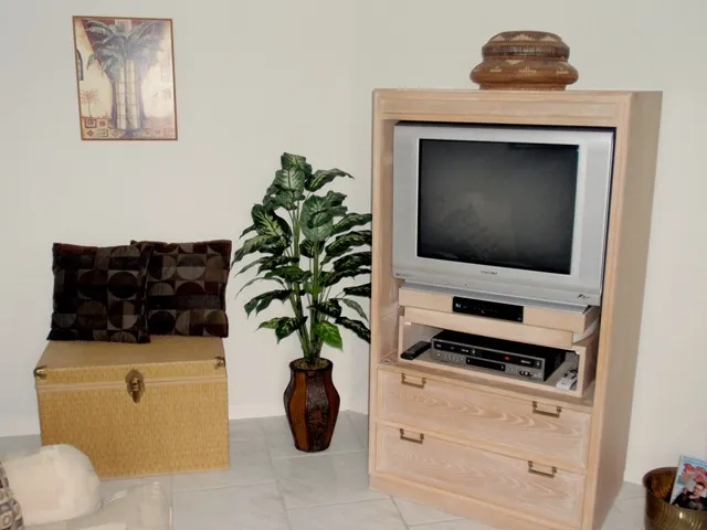 32" DirecTV and DVD/VCR in 3rd bedroom/den