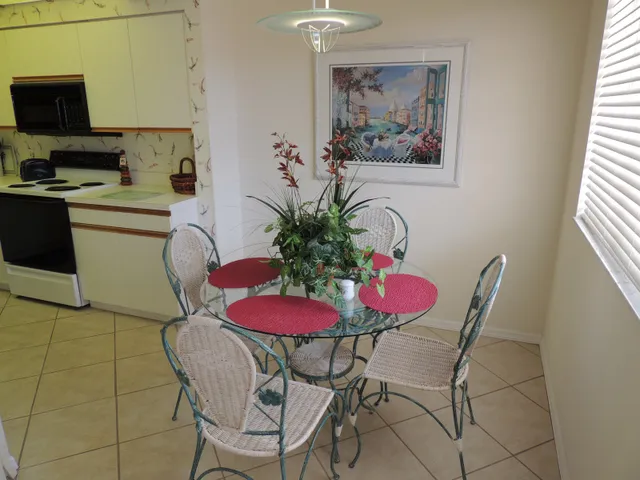 Breakfast nook area off the kitchen