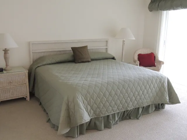 Mastersuite with king bed, tv, private bath and access to lanai