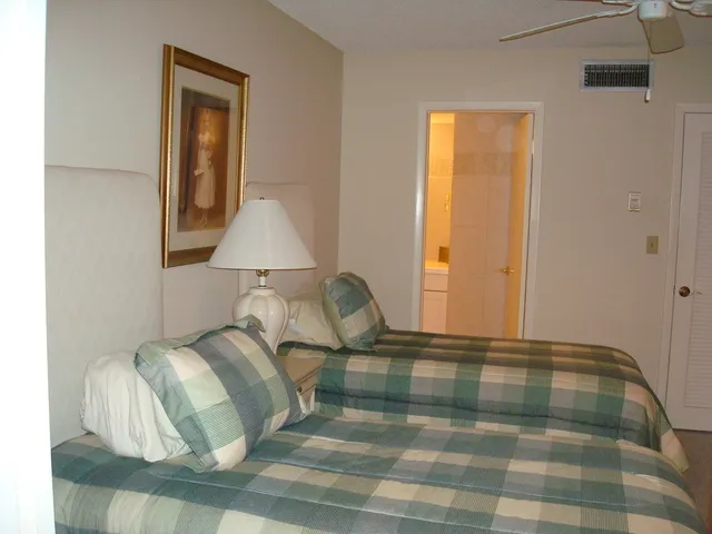 # 715 twin guest bedroom with TV & bath