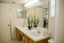 Double sinks, Bathtub, linens provided daily