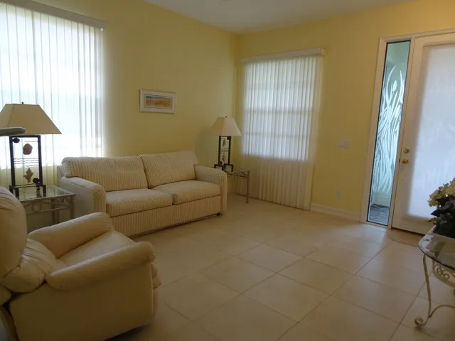Sitting room with full size sofa bed