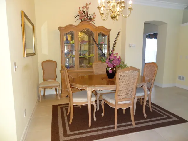 Dining area with seating for 6