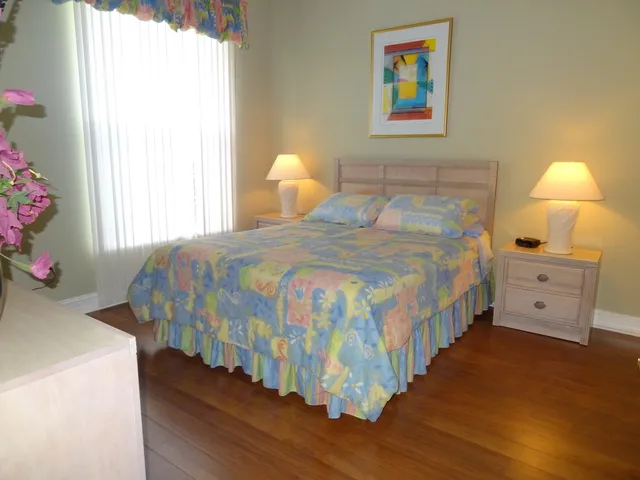 Guest bedroom with Queen bed