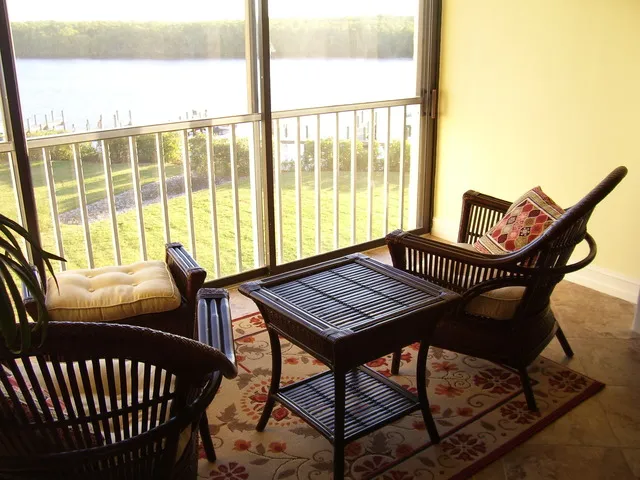 Lanai overlooks mangroves and Gordon River.