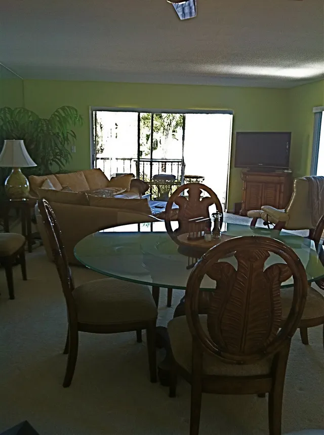 The Bay Living/Diningroom