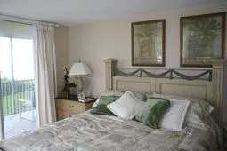 Large Condo directly on the Beach photo 2