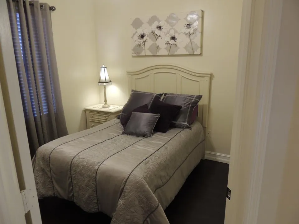 Guest room with full size bed