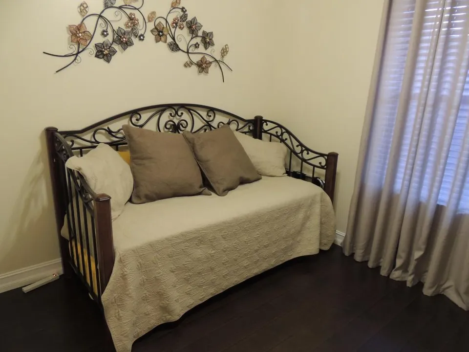 Guest room with a day bed that converts into two twin beds