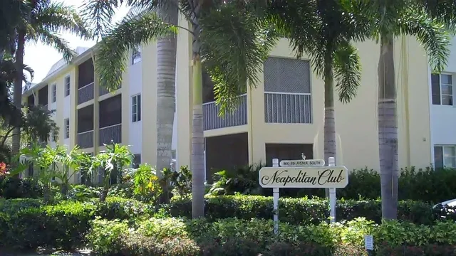 Old  Naples Condo   Walk to Beach / Park / 5th Ave photo 4