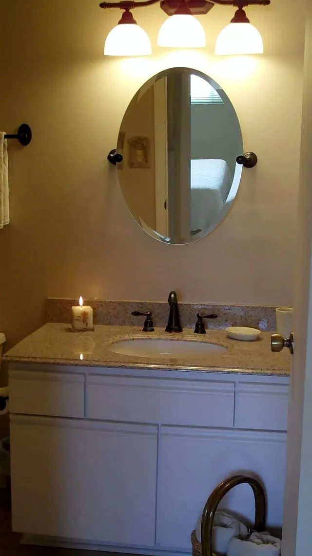 Guest Bath with Tub/Shower