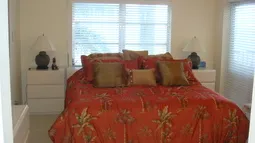 Master Bedroom with King Bed & TV, with view of beach