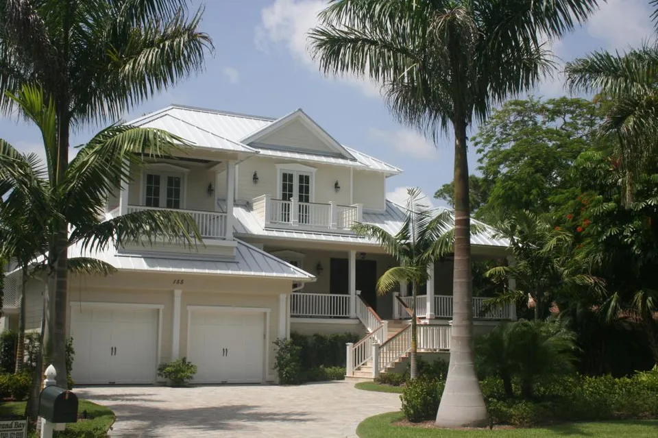 Old Naples, built 2009, only 3 houses from beach photo 1