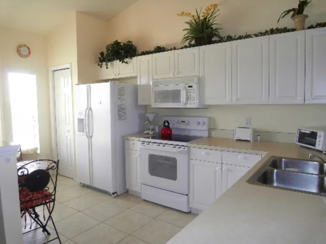 Fully equipped kitchen with pantry,dishwasher,microwave etc. and seating. 