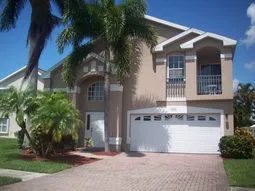 Naples at its finest! Gorgeous home near beach/ restaurants/shopping/golf.