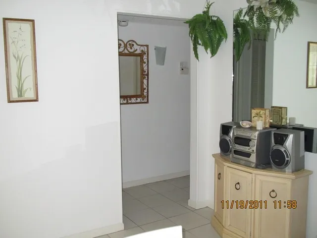 1400 sq.ft. living space. Split layout of L/R/DR and bed/bath areas