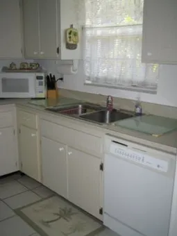 Bright kitchen; plenty of cupboards & counter space; everything included