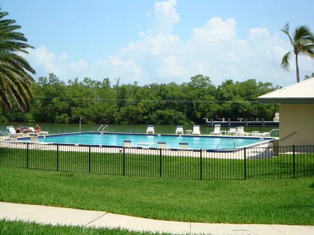 Huge heated pool at waters edge, enjoy nature away from the sand