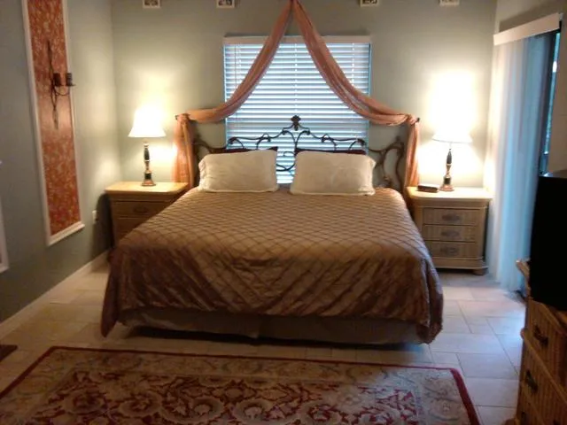 Master bedroom (King bed)