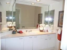Private guest-bath.
