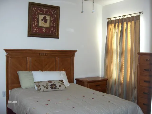 2nd bedroom w/queen bed