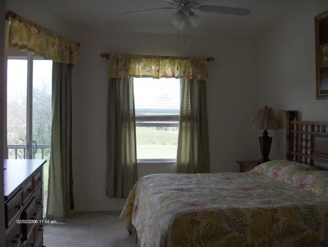 mstr bedroom w/king bed walk in closet, sliders to lanai