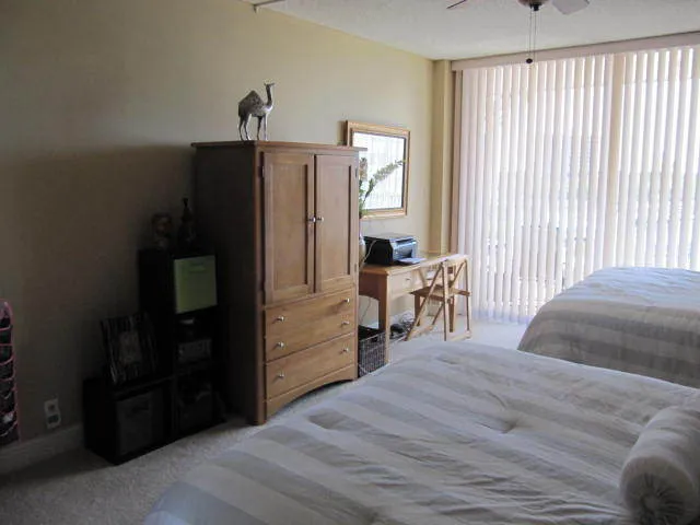 Bedroom with TV and Computer Desk with Wifi